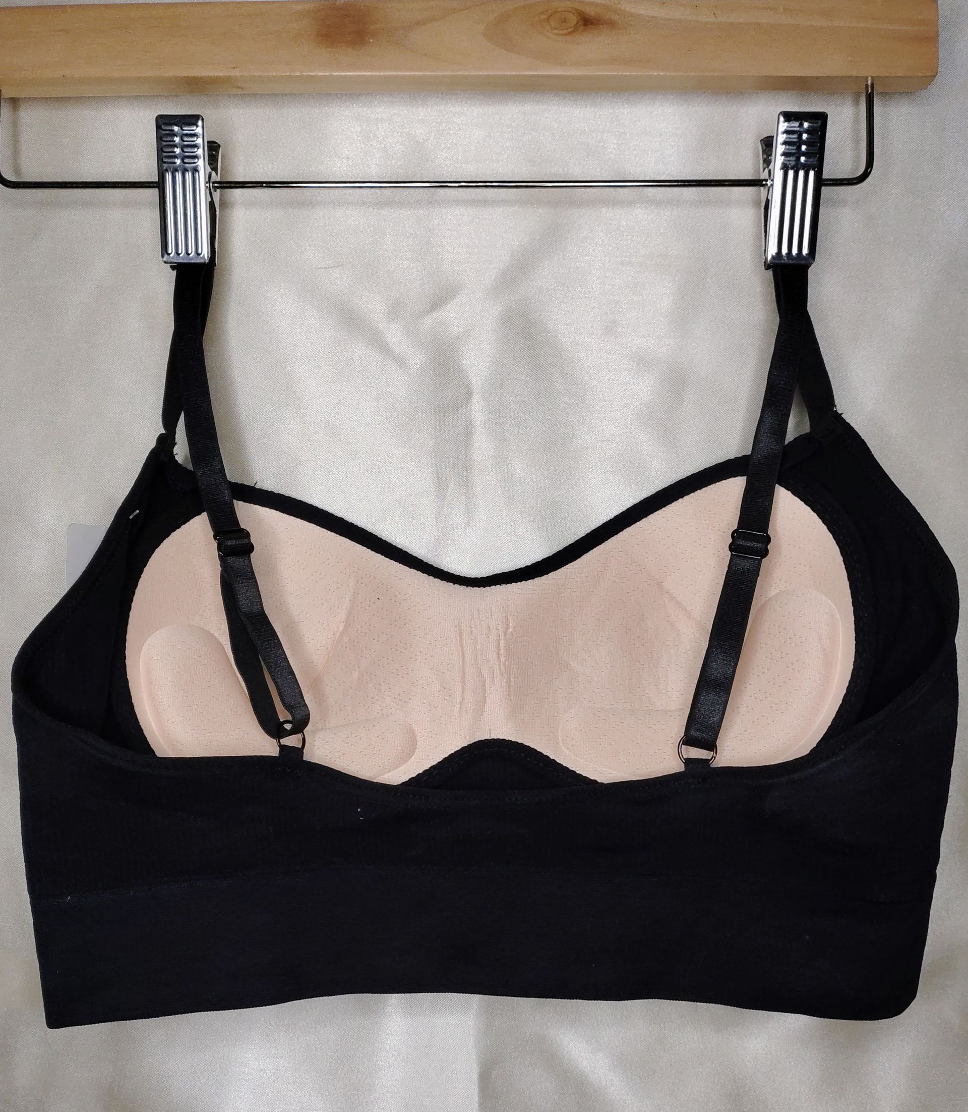 Sujetador negro  de madera, con tirantes ajustables