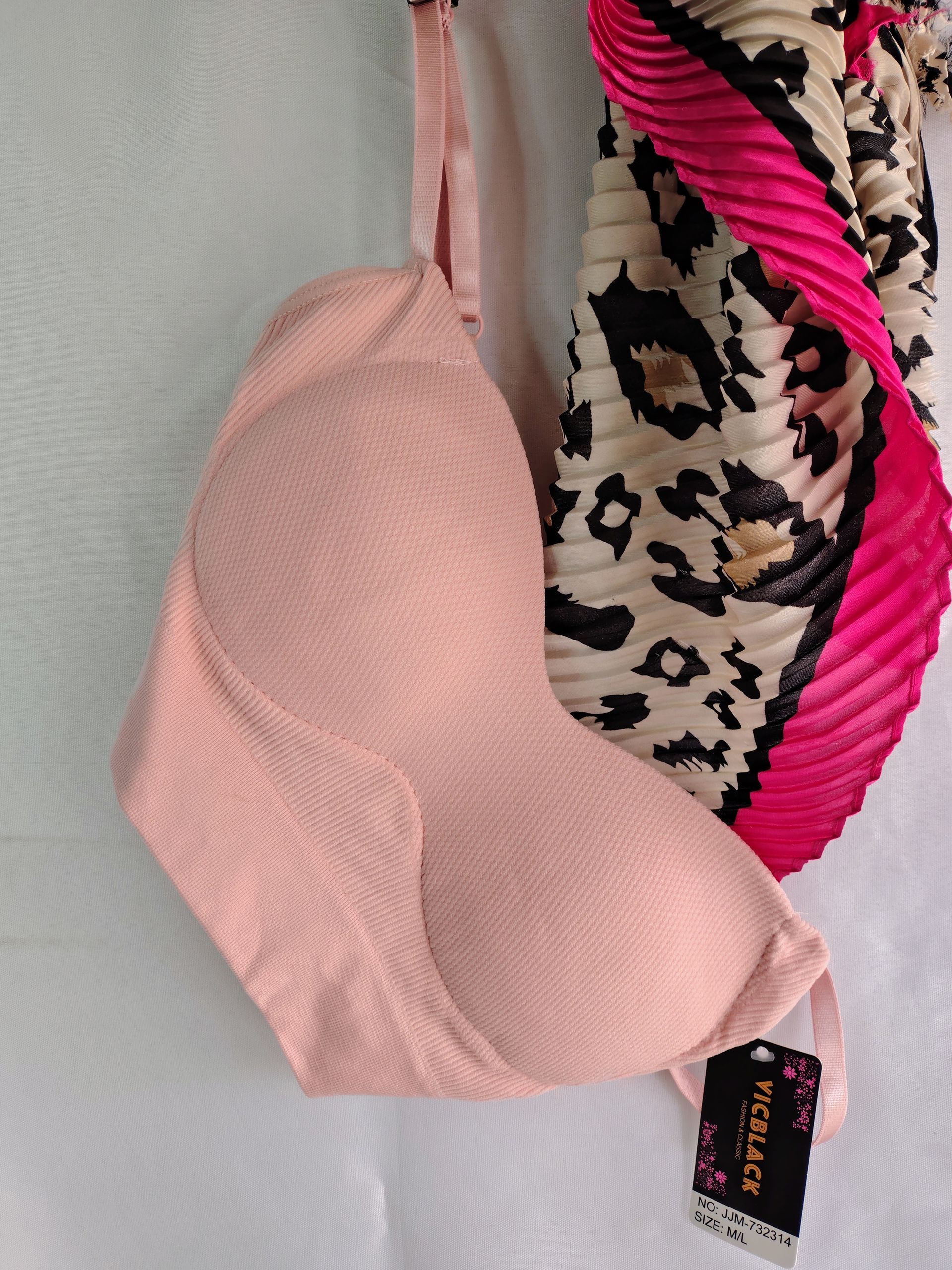 Sujetador rosa sin costuras colgado