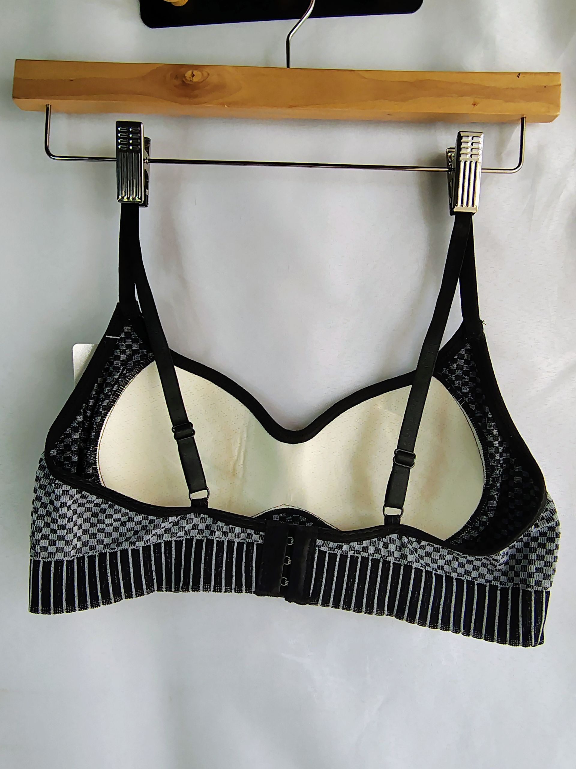 Sujetador  cuadros blancos y negros con tirantes negros