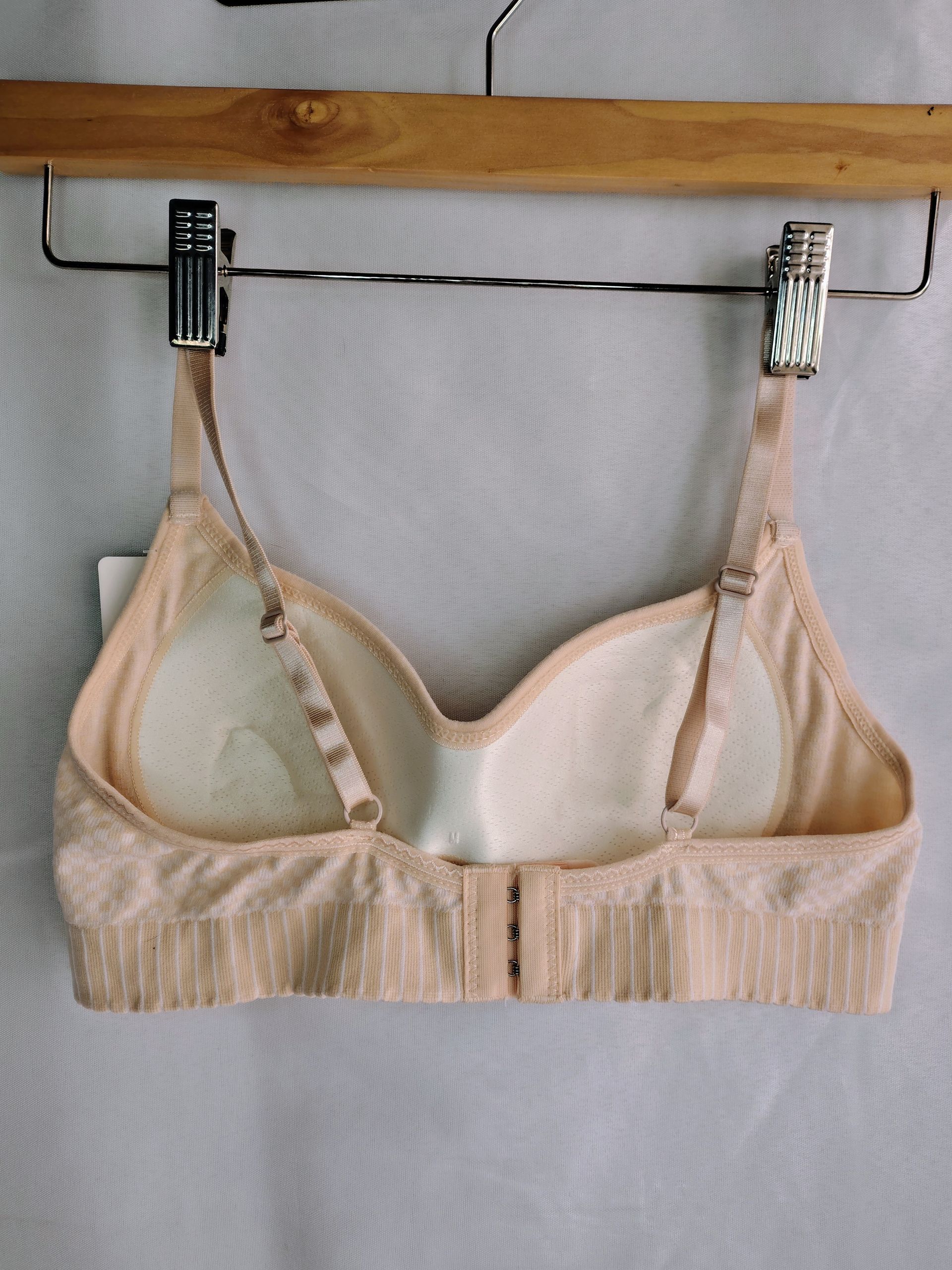 Sujetador acolchado de color rosa claro  con tirantes.