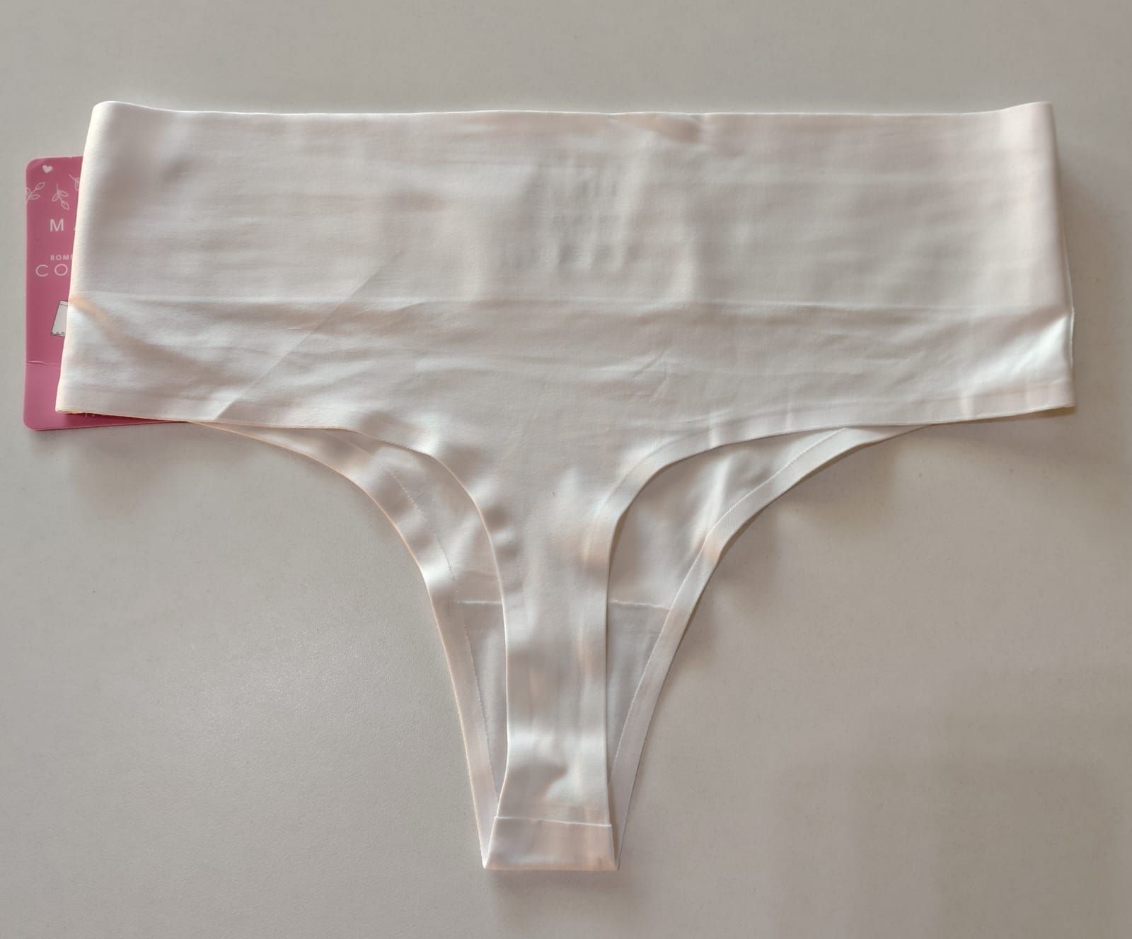 Ropa interior tipo tanga de color blanco con faja.