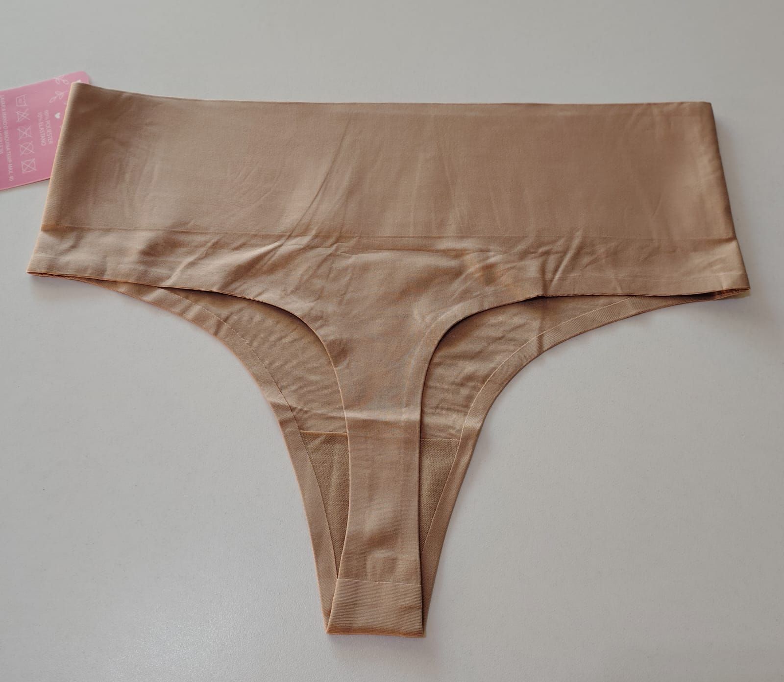 Ropa interior tipo tanga de color canela