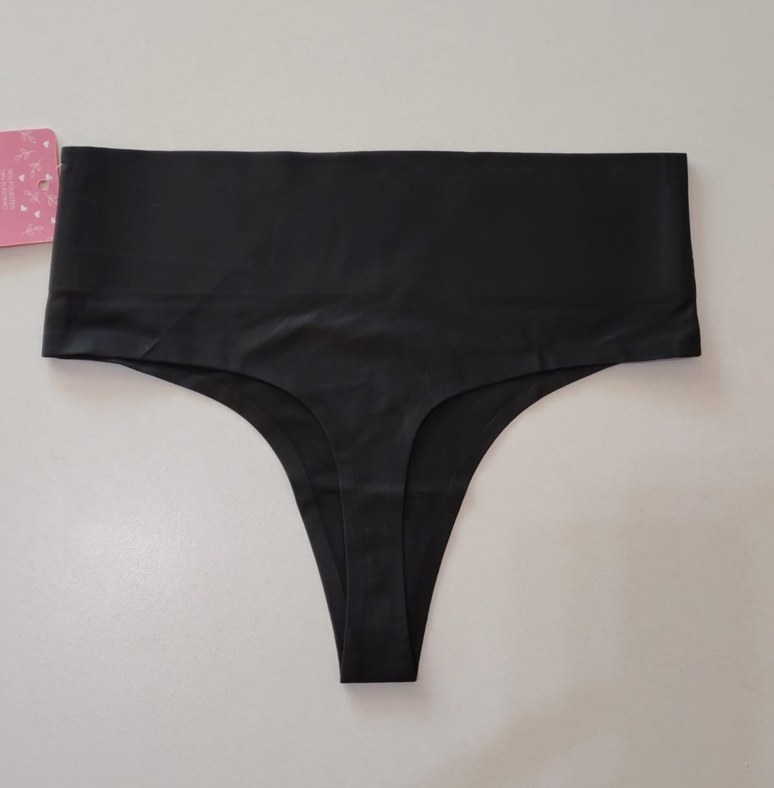 Ropa interior tipo tanga de cintura alta de color negro