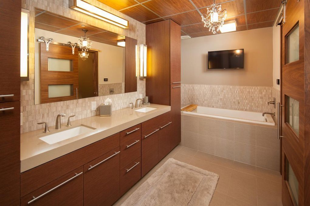 A bathroom with two sinks and a bathtub.