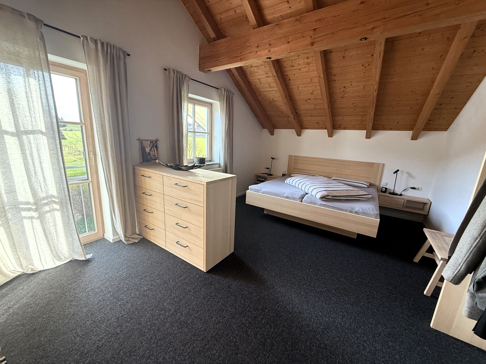 Was gibt es besseres, als morgens ausgeschlafen und fit aufzustehen?

Ein neues Massivholzschlafzimm