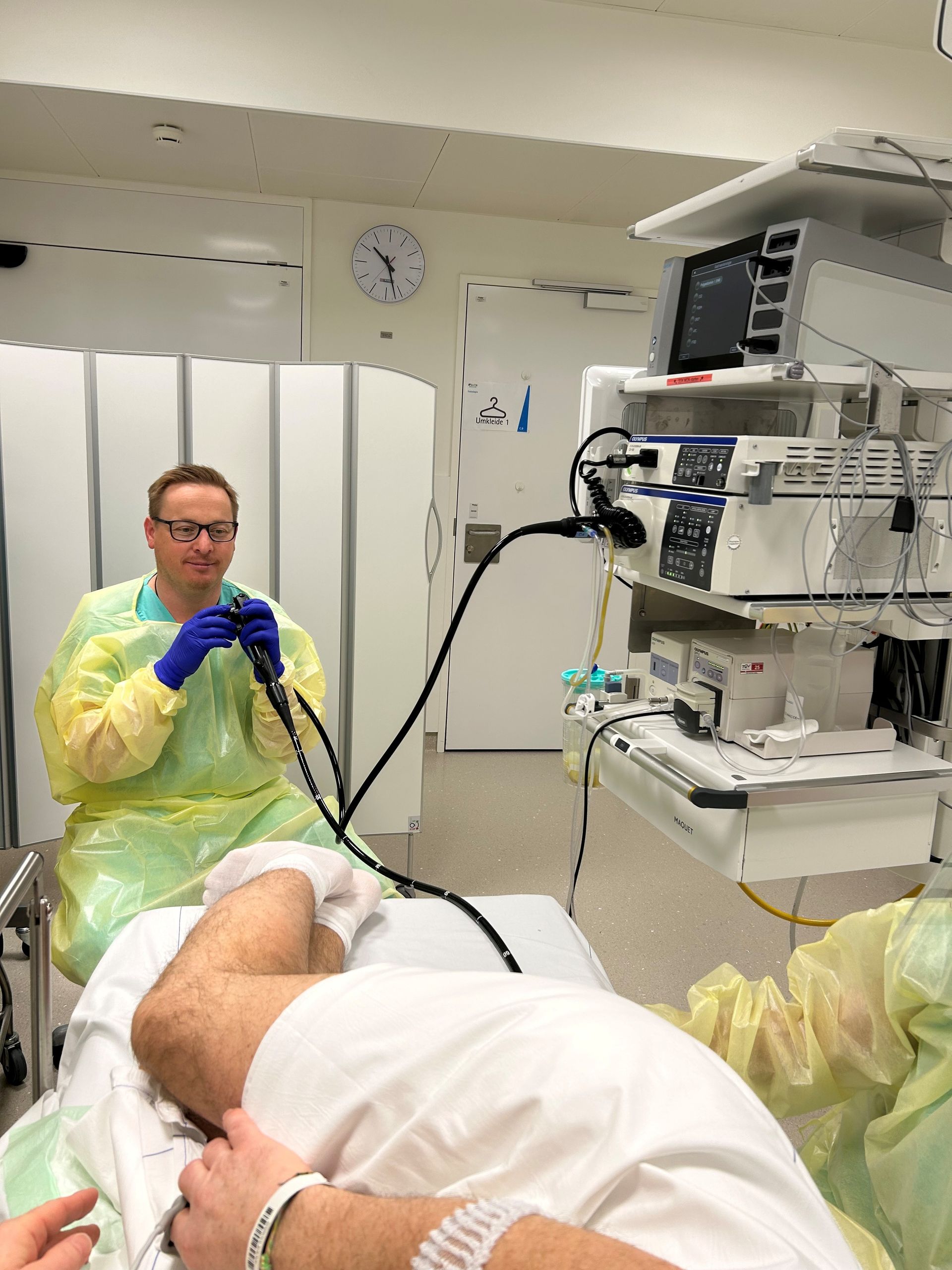 Ein Mann wird in einem Krankenhauszimmer von einem Arzt untersucht.