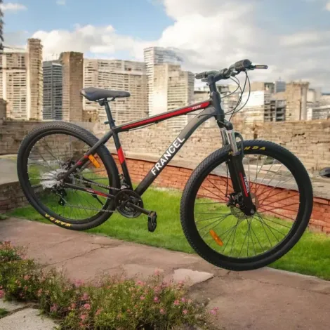 Una bicicleta de montaña negra con detalles rojos 
