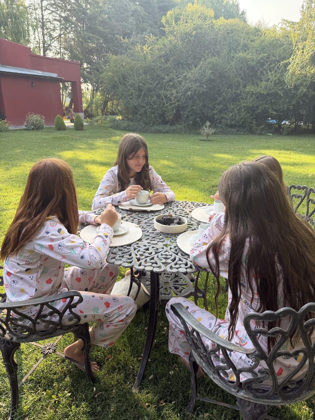 Patrón caprichoso: sol, ojo, texto 