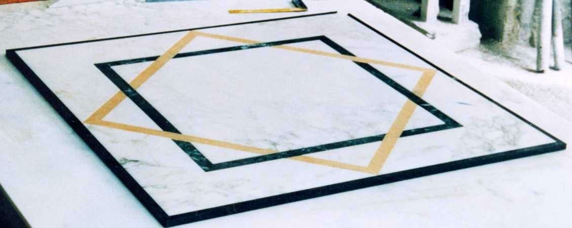 pavimento in marmo con decori geometrici