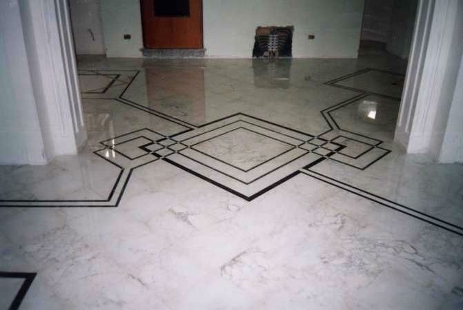 pavimento in marmo con disegni geometrici
