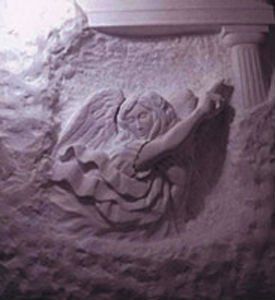 figura sacra incisa su lastra di marmo