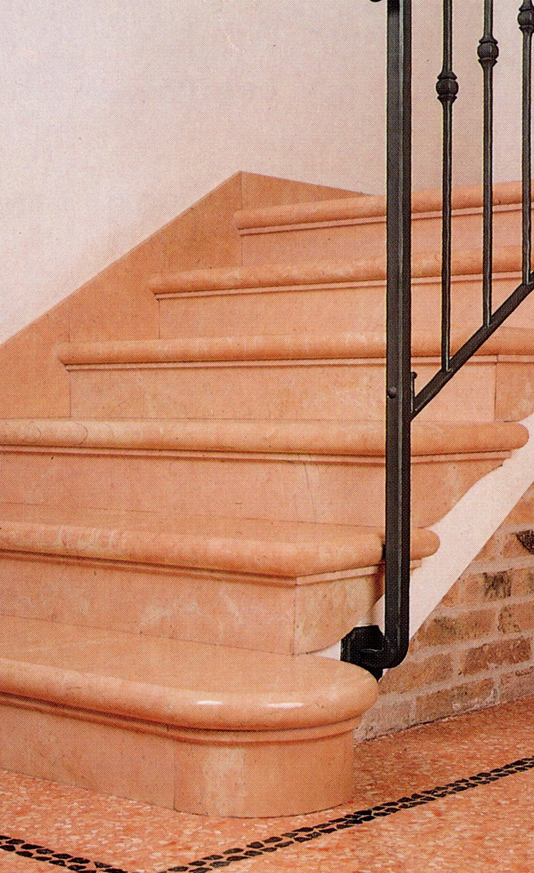 scala artigianale in marmo