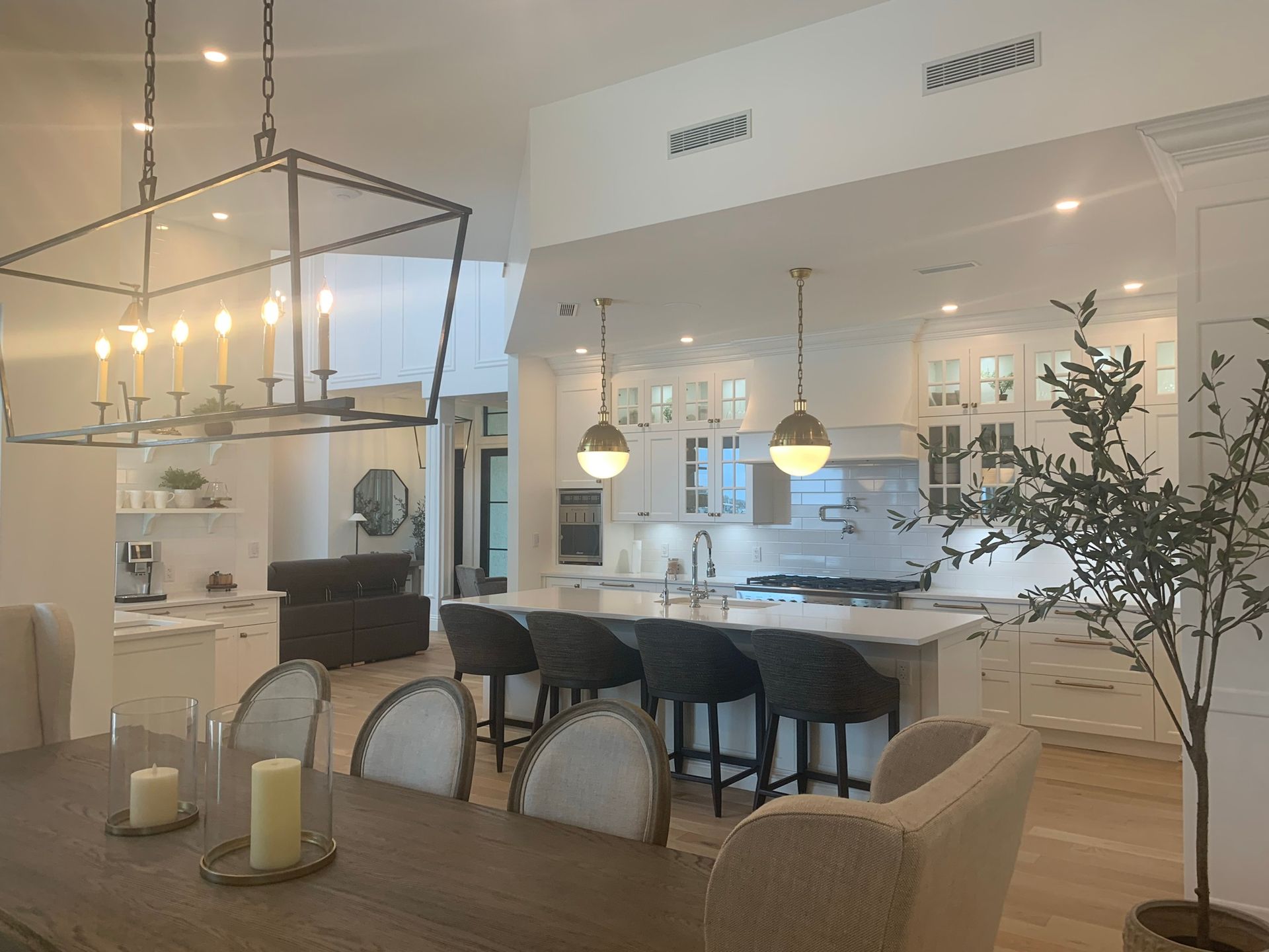A kitchen and dining room in a house with a table and chairs.