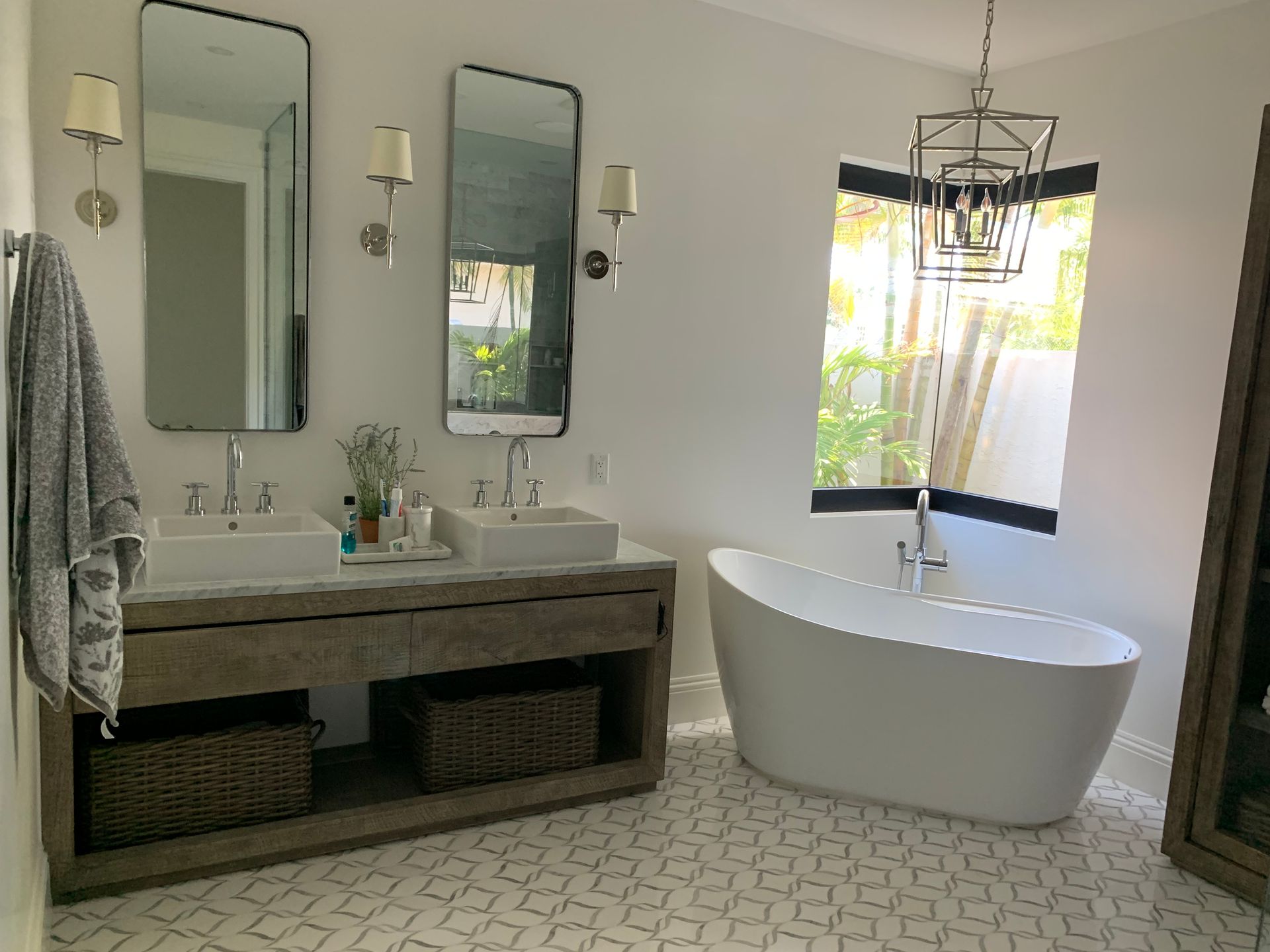 A bathroom with two sinks and a bathtub.