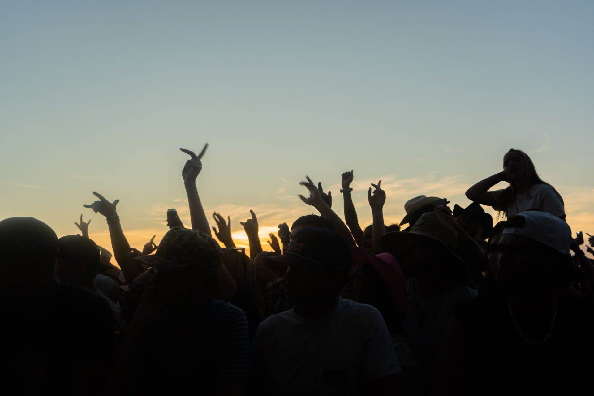 rodeo fans getting ready for live country music