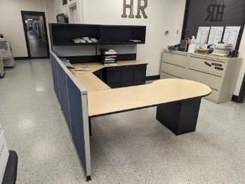 The word hr is on the wall above the desk