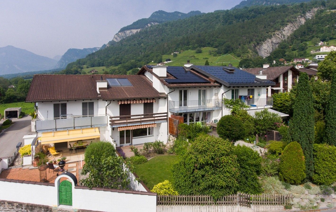 Eine Luftaufnahme eines Hauses mit Solarmodulen auf dem Dach