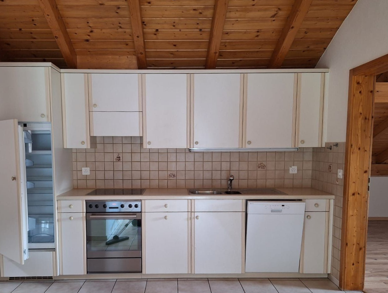 Beige Küche mit weissen Schränken
