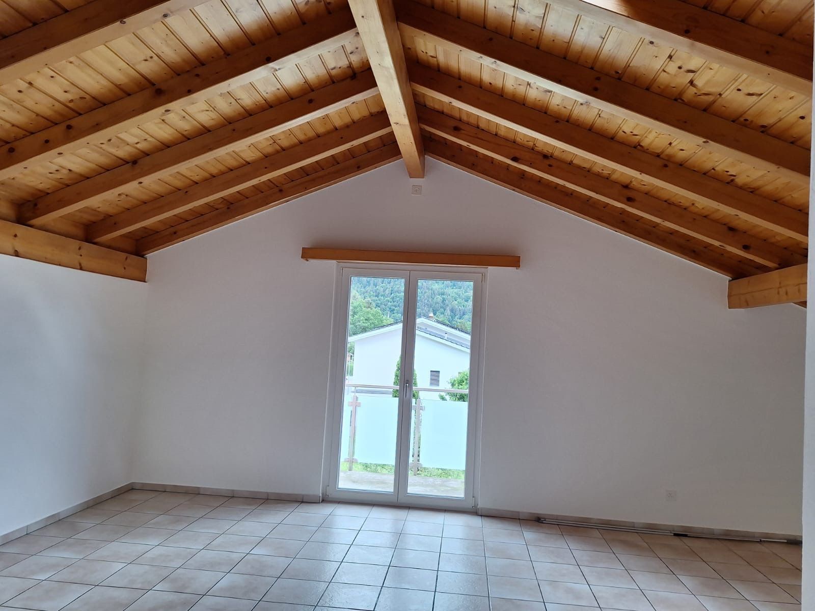 Helles Schlafzimmer in einer holzigen Dachschräge