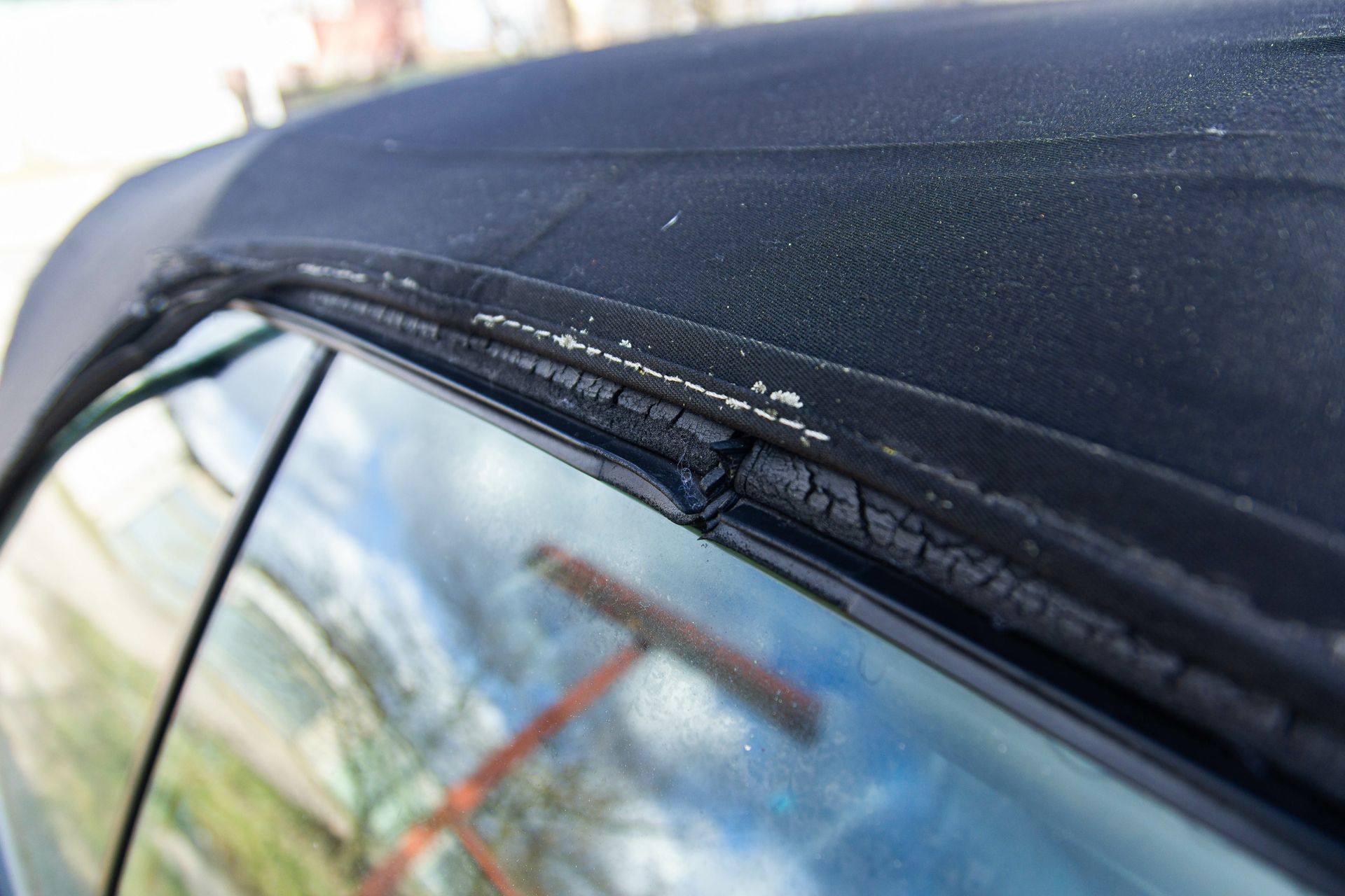 A close up of the roof of a car with a convertible top.