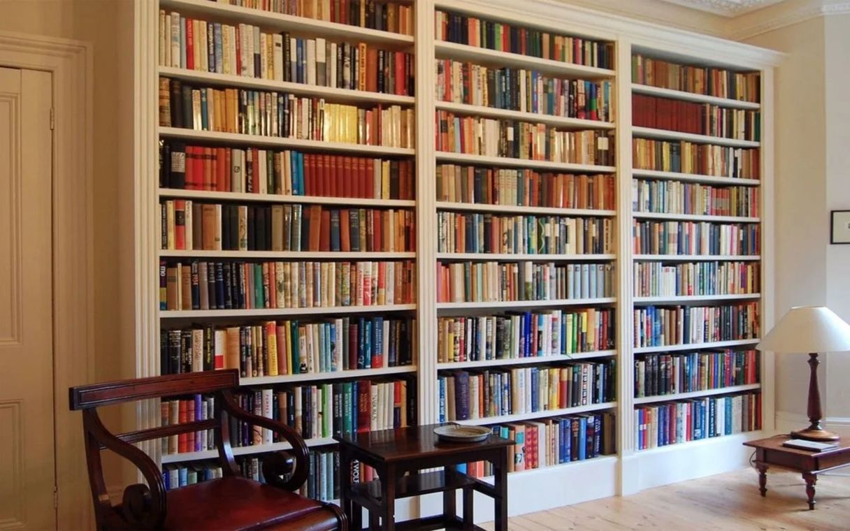Libreria alta fino al soffitto