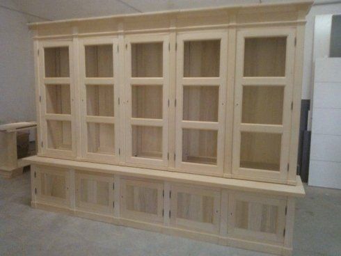 Libreria con cinque vetrine