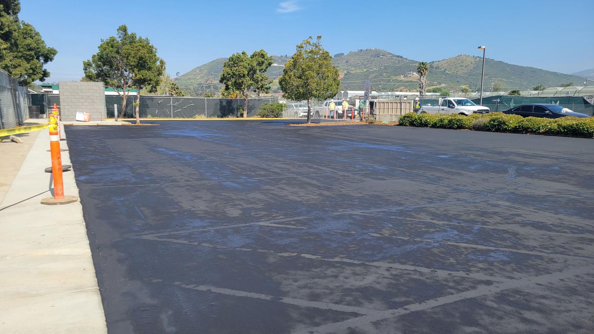 A parking lot with a lot of cars parked in it