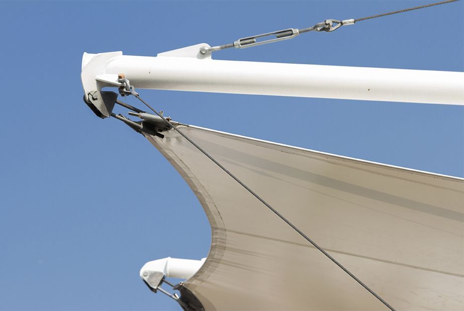 Un primer plano de un velero con un cielo azul de fondo
