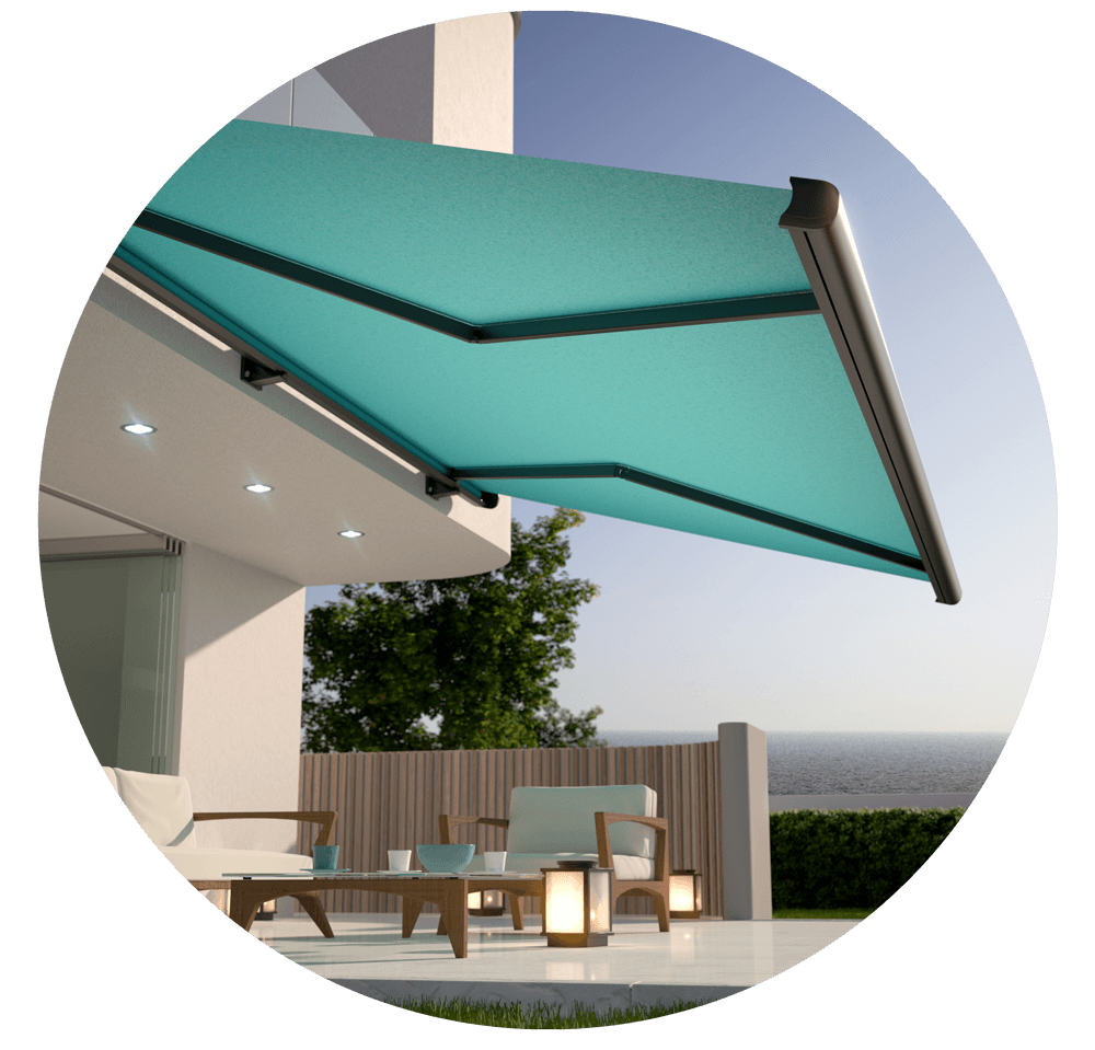 Un patio con un toldo azul y vista al mar