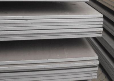A stack of stainless steel plates sitting on top of each other.
