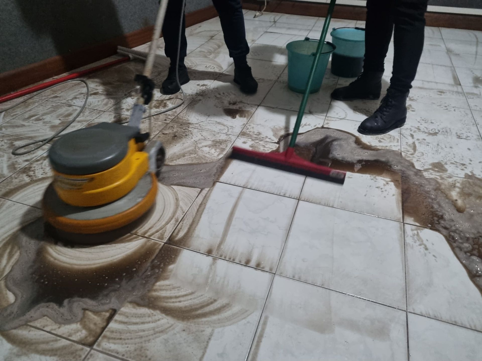 pulizie pavimenti molto sporchi