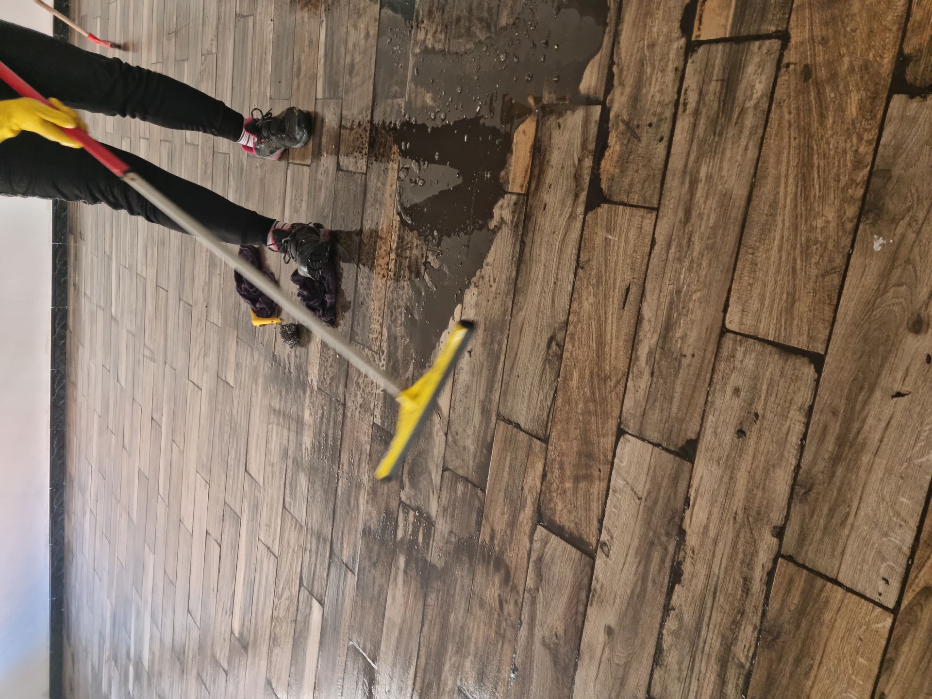 pulizie gres effetto legno