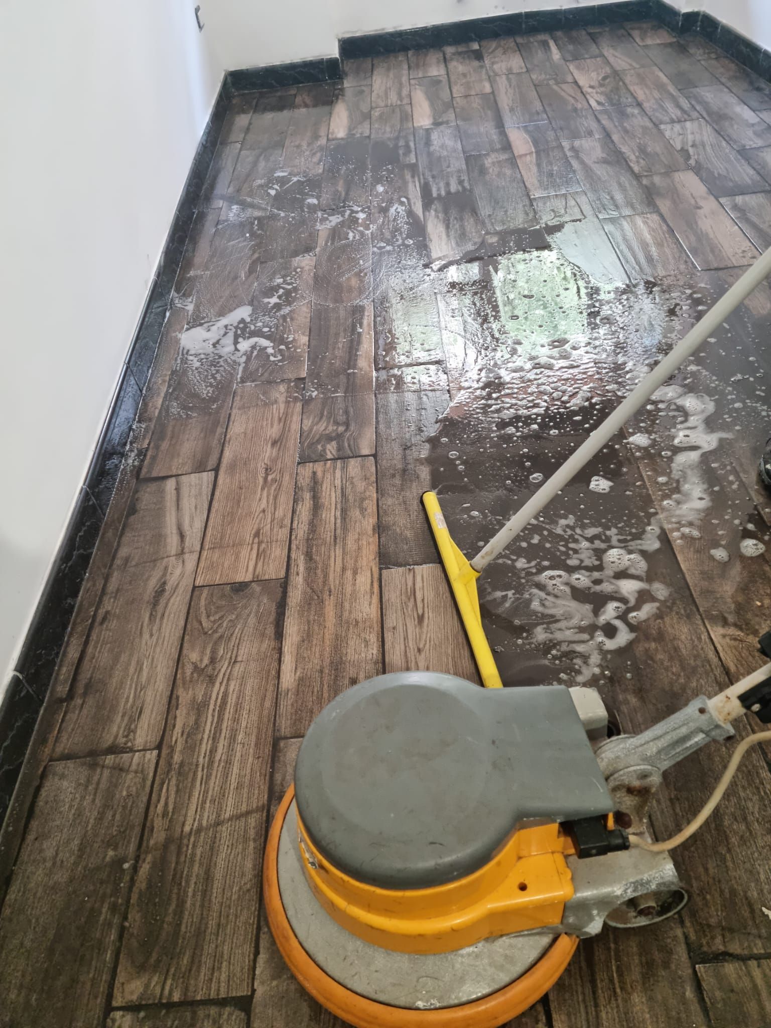 pulizie pavimenti in gres effetto legno