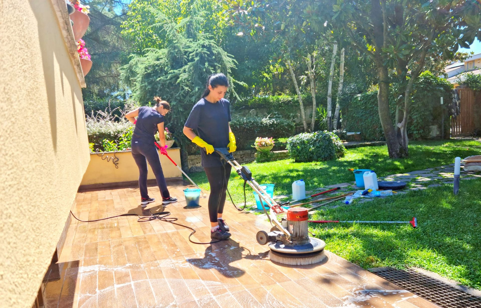 foto pulizie pavimenti esterni dopo posa