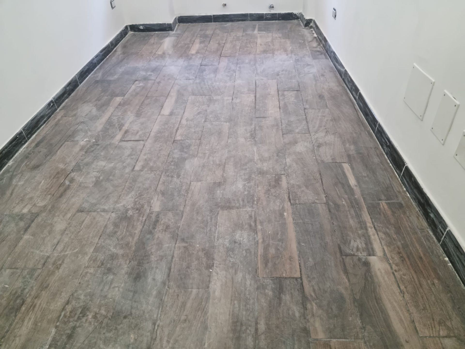 foto gres effetto legno prima della pulizia