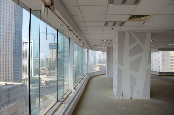 An empty building with a lot of windows and columns