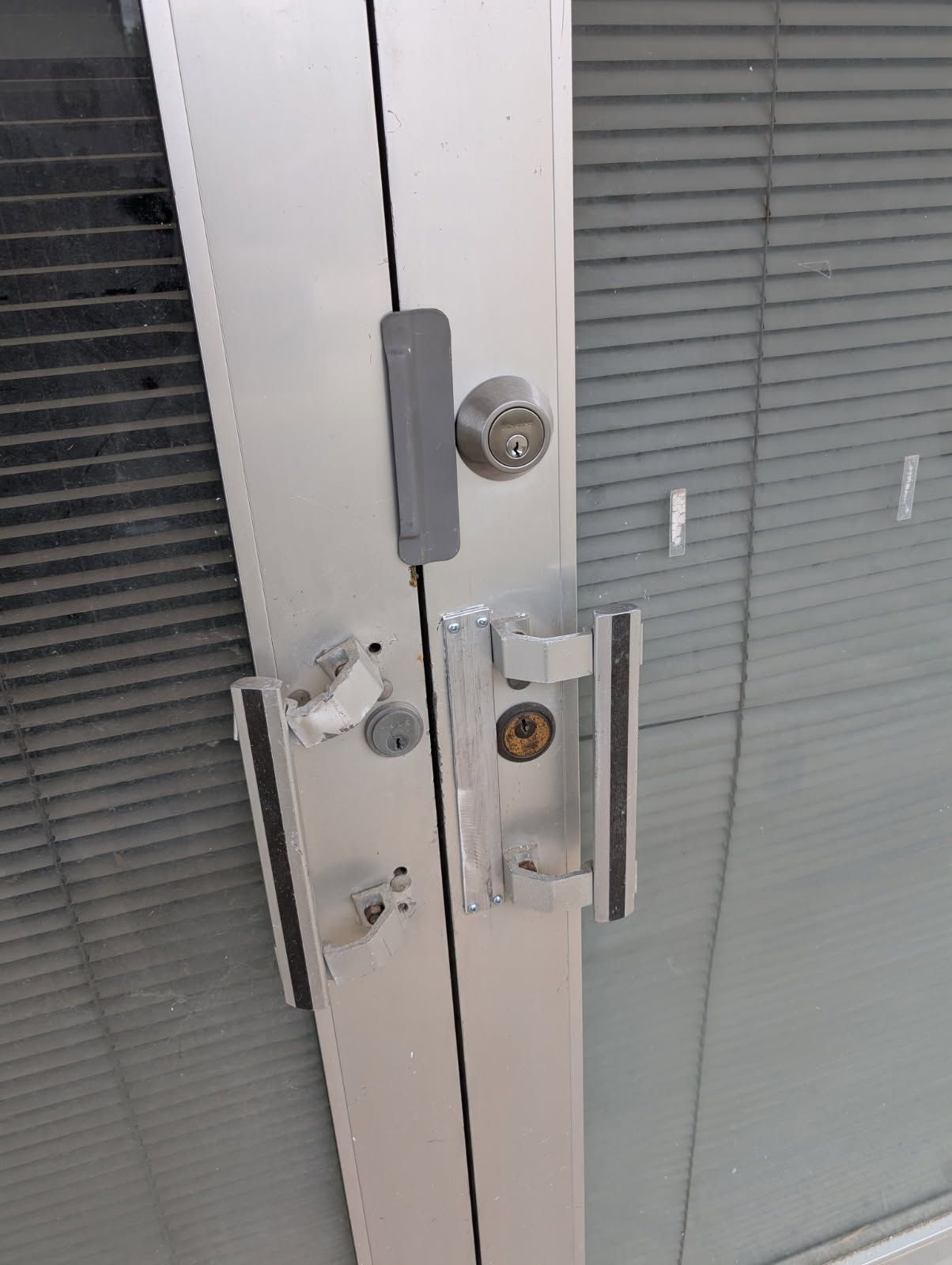 double entry doors to home with large glass feature above entryway