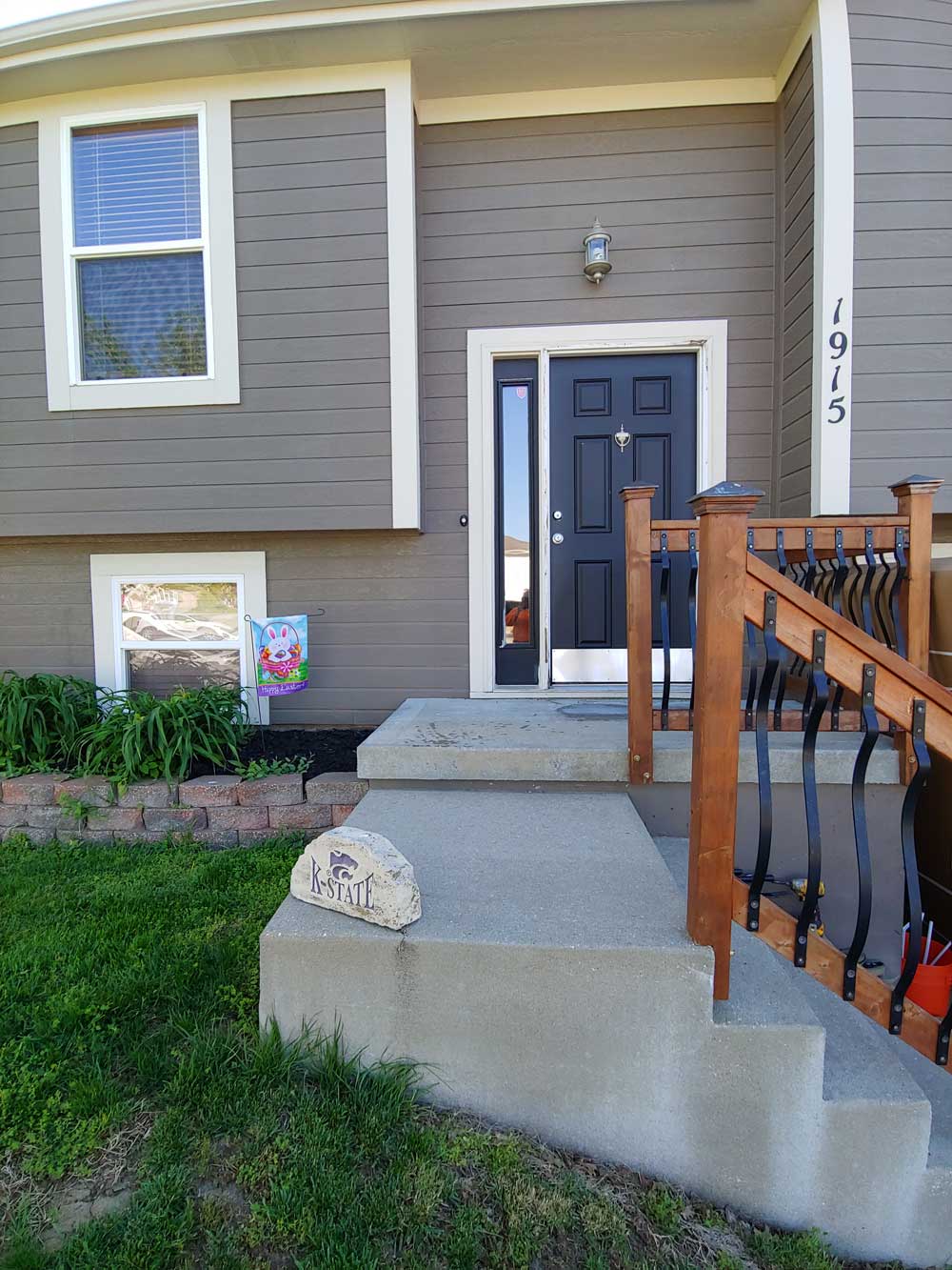 home front door with k state welcome sign