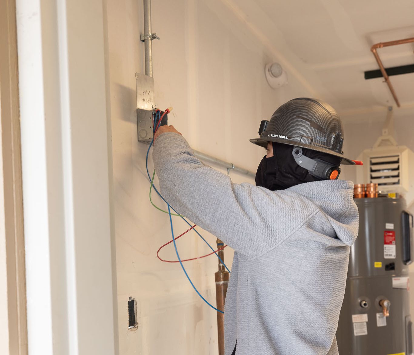 Nightlight electric employee pulling wires