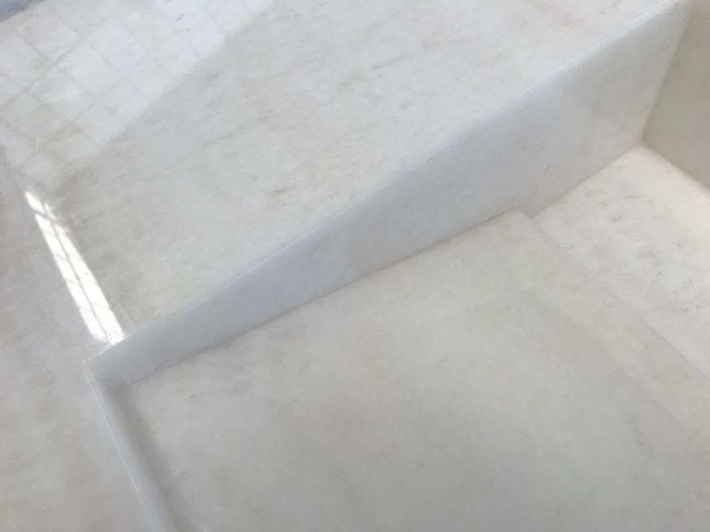 dettaglio di un complemento d'arredo in marmo bianco