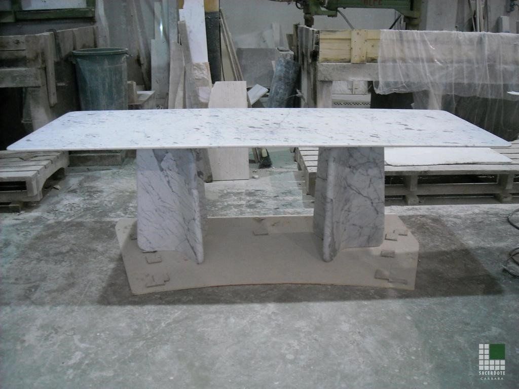 tavolo con piano e gambe in marmo bianco