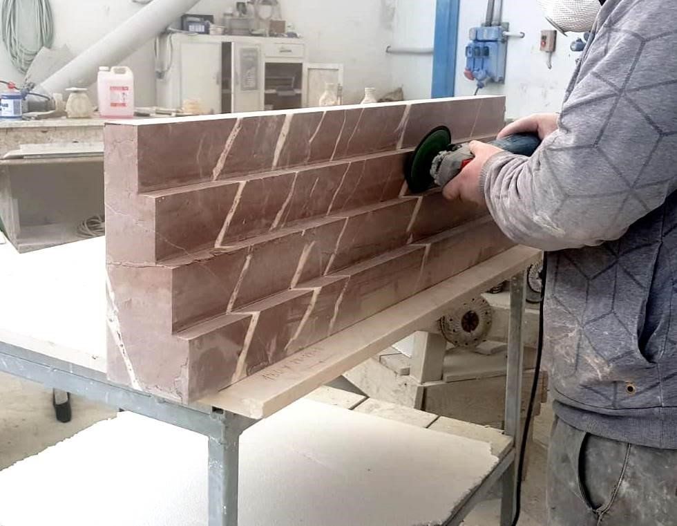 realizzazione di un'opera in marmo con gradini
