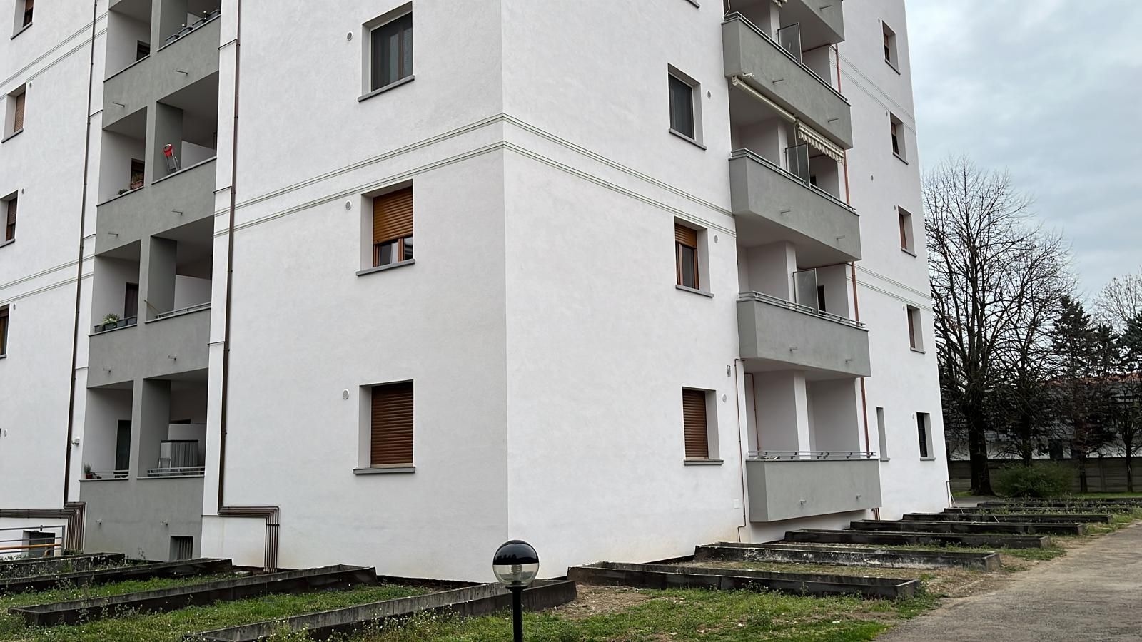 edificio bianco con finestre e balconi