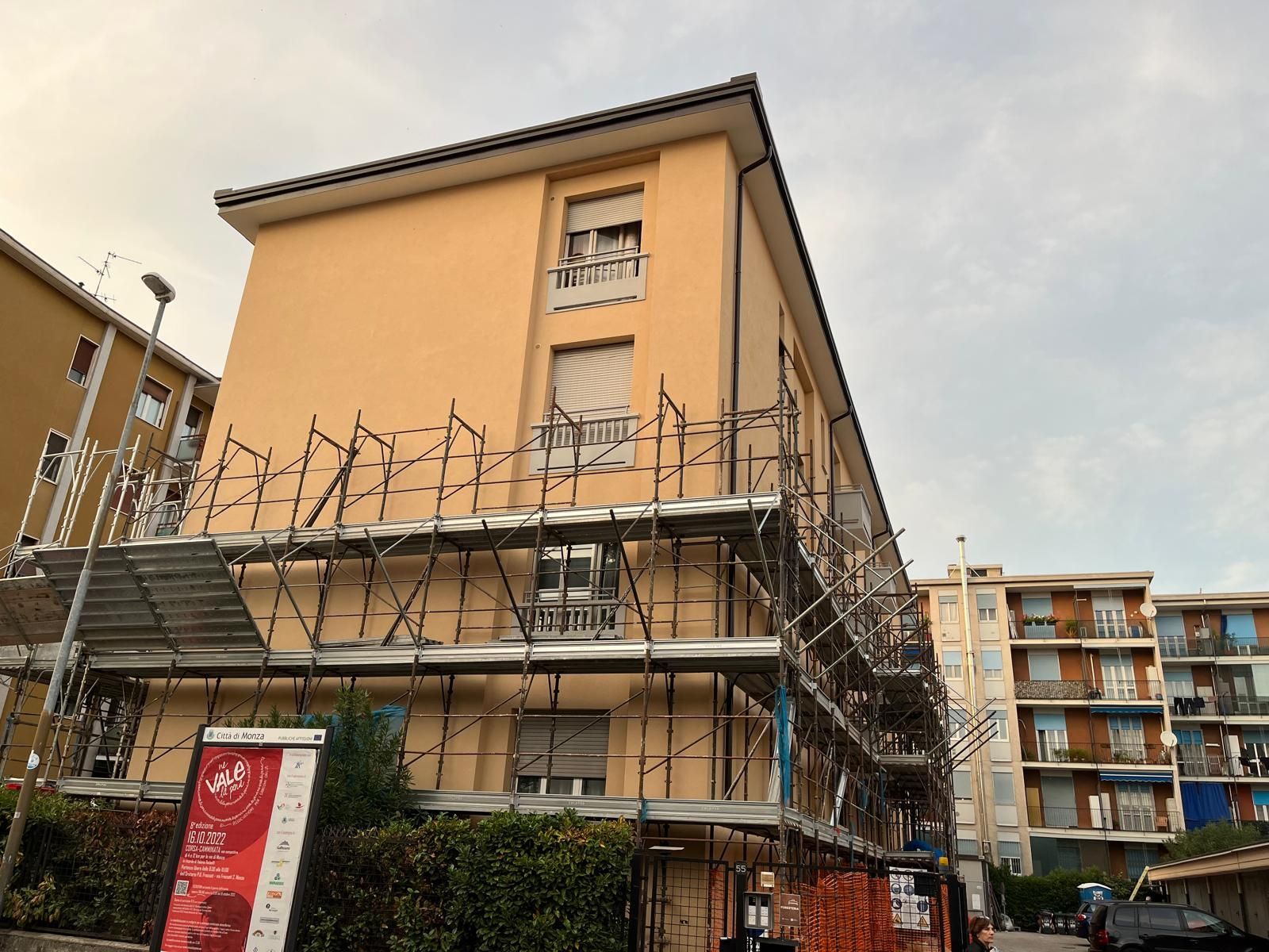 lavori in corso sulla facciata di un condominio