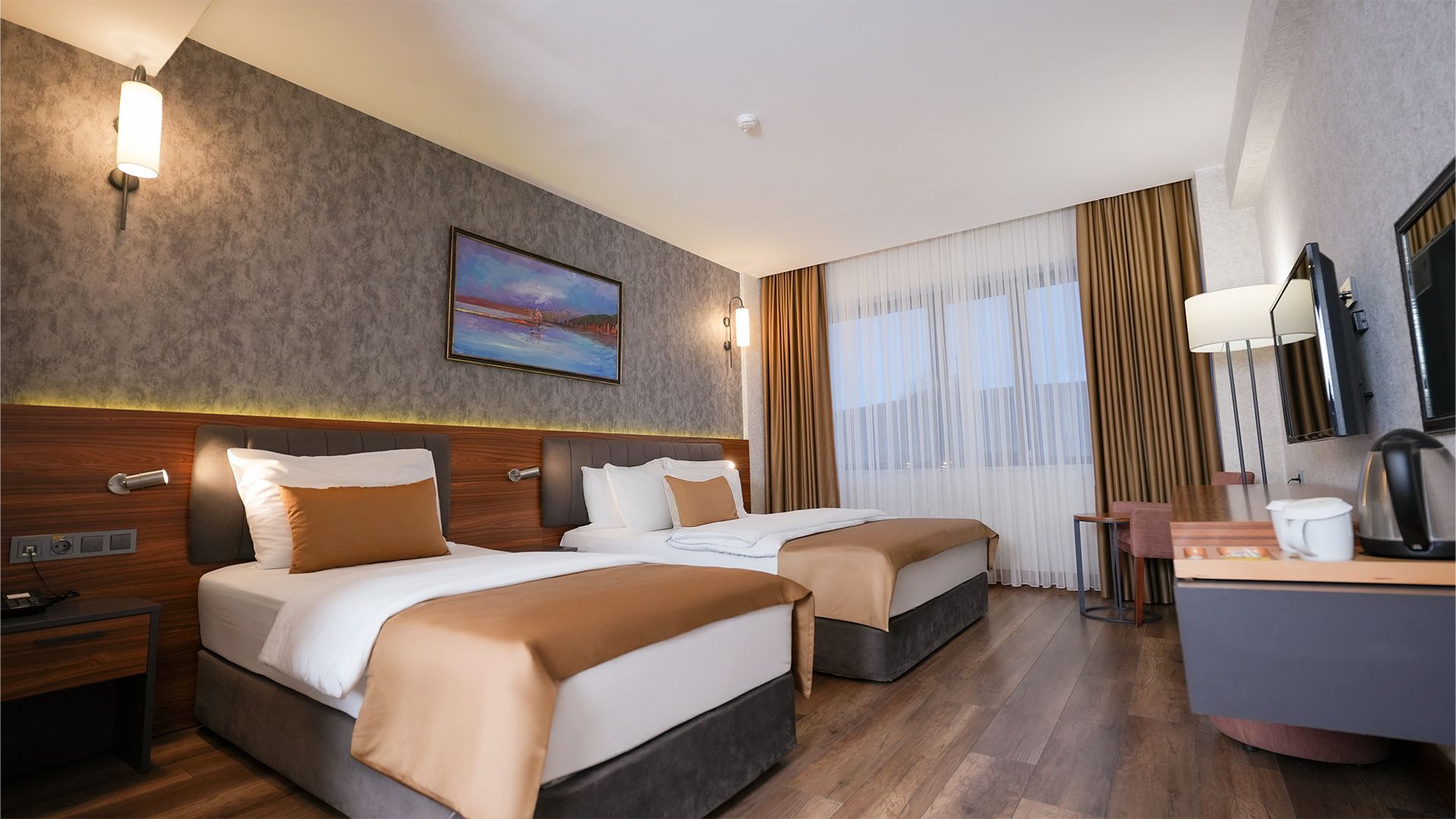  Hilas Otel | Samsun, Modern bir tasarıma sahip otel odasında iki adet tek kişilik yatak, ahşap görünümlü zemin.