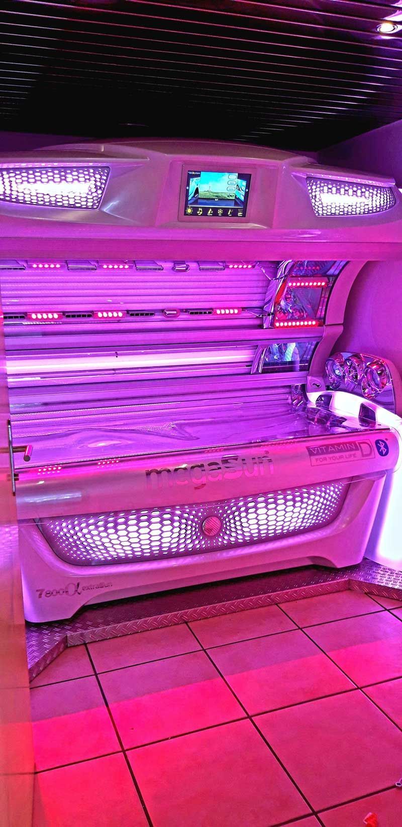 ein solarium mit einem lcd-display steht auf einem fliesenboden