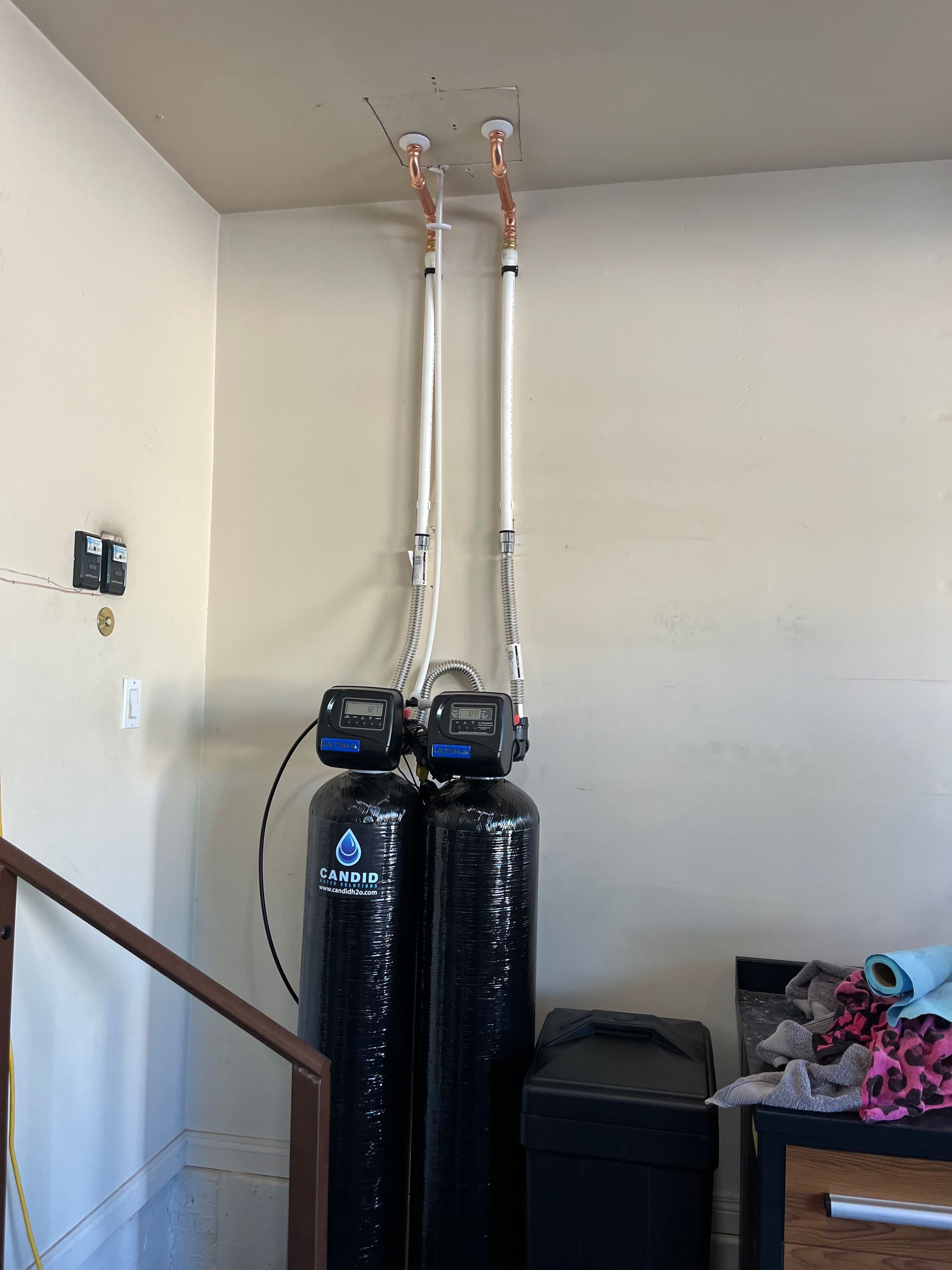 Water testing and consultation in an Arizona home showing a calm, no-pressure water treatment discus