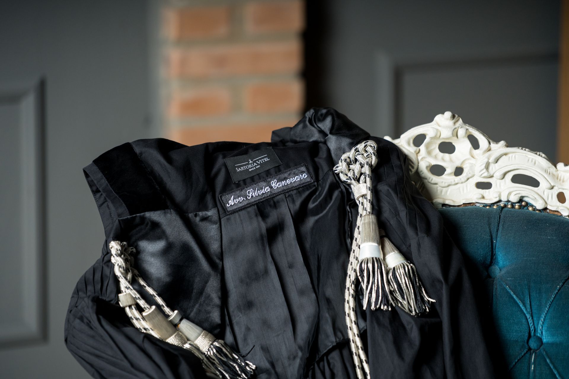 Moderna casa bianca con tetto spiovente, prato e un'auto parcheggiata davanti.