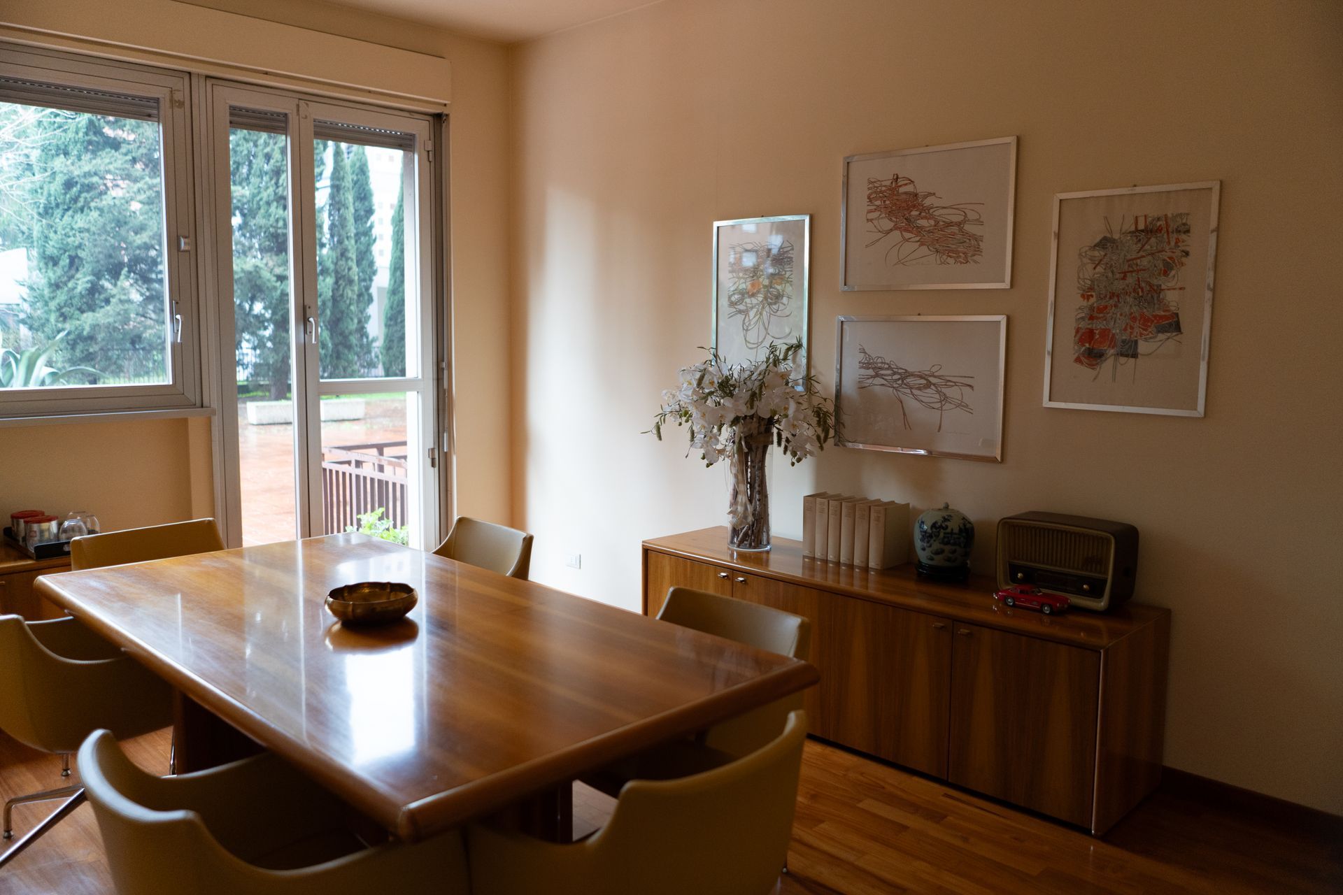 Edifici per uffici in mattoni rossi con numerose finestre, prato verde e vialetto d'accesso.