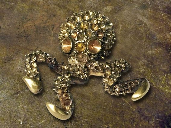 Un primo piano di un polipo di ottone su un tavolo